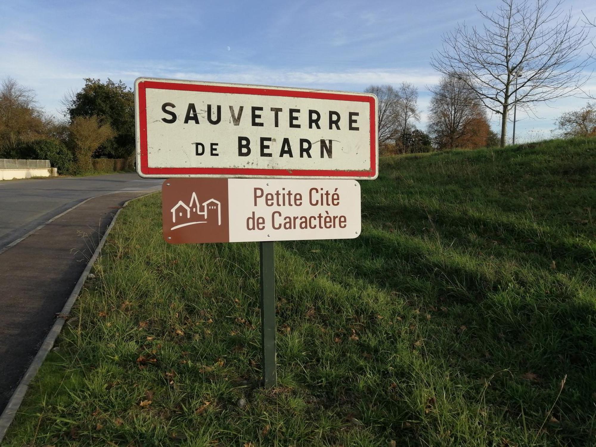 Appartement Dans Village Medieval Sauveterre-de-Bearn Exteriör bild